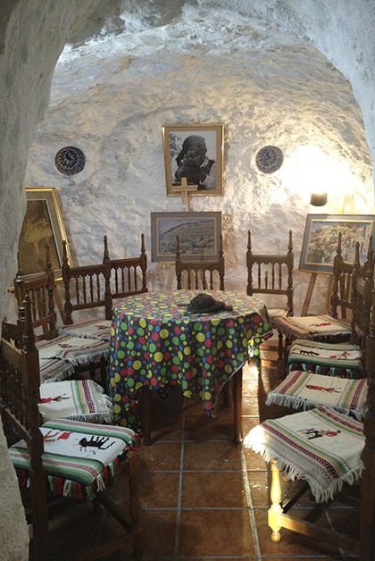 Cada pared y rincón de la cueva está decorado con fotos y utensilios. Foto © Silvia Lucero 