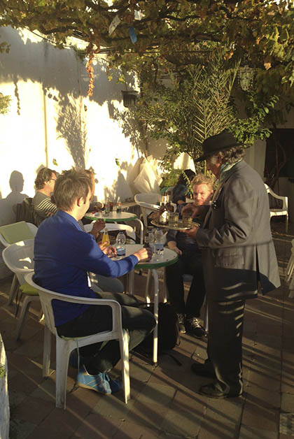 Afuera disfrutando de la buena música, un delicioso vino y la tranquilidad en la terraza del bar que tiene vistas privilegiadas. Foto © Silvia Lucero