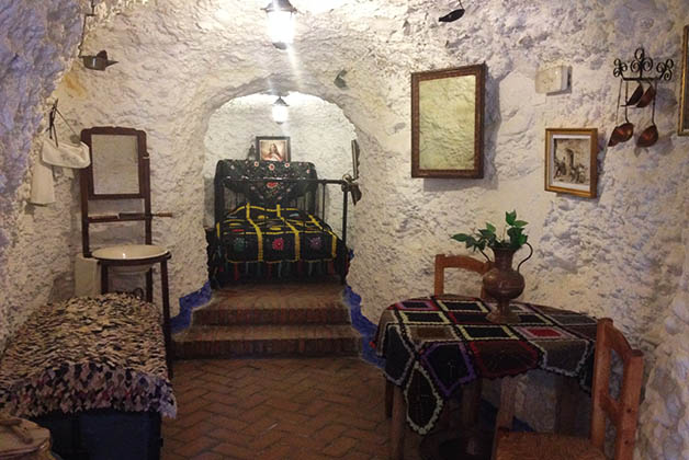 Interior de una de las cuevas en el Museo Cuevas del Sacromonte. Foto © Silvia Lucero