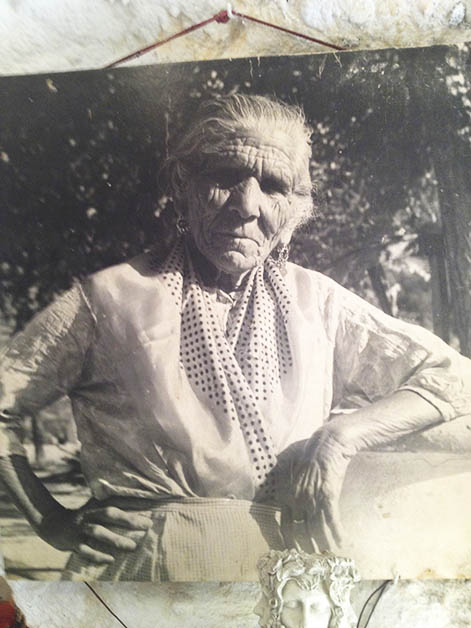 Un cuadro enorme de su madre, la fundadora le rinde homenaje en su bar. Foto © Silvia Lucero 