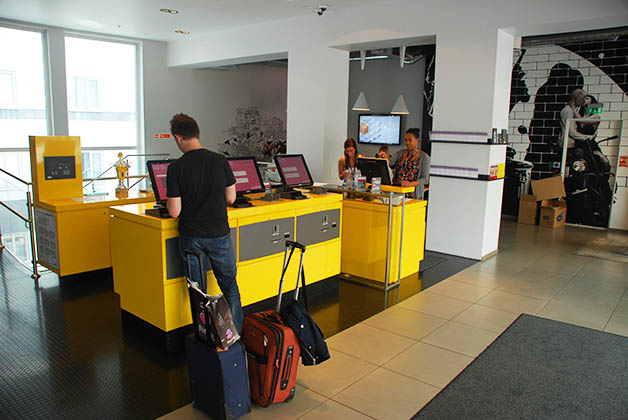 Patrick haciendo check-in en nuestro hotel. Foto © Silvia Lucero