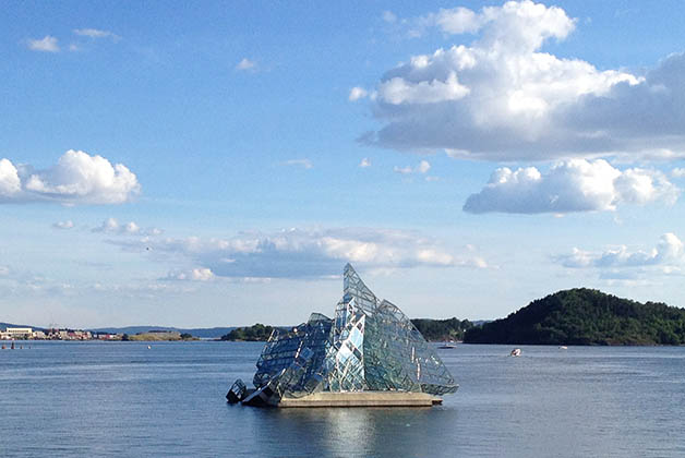 Frente a la Ópera está esta instalación de un iceberg. Foto © Silvia Lucero