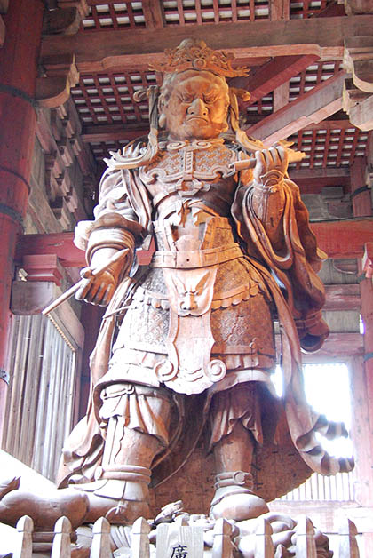 La gran escultura de Koumokuten. Foto © Silvia Lucero