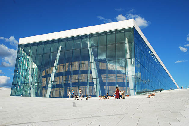 El hermoso edificio de la Ópera y Ballet de Noruega. Foto © Silvia Lucero