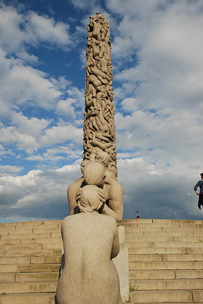 El Monolito tiene una altura de 17 metros y es impresionante porque tiene 121 figuras humanas. Foto © Silvia Lucero 