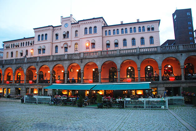 Plaza de Youngstot donde puedes encontrar restaurantes y bares, como . Foto © Patrick Mreyen