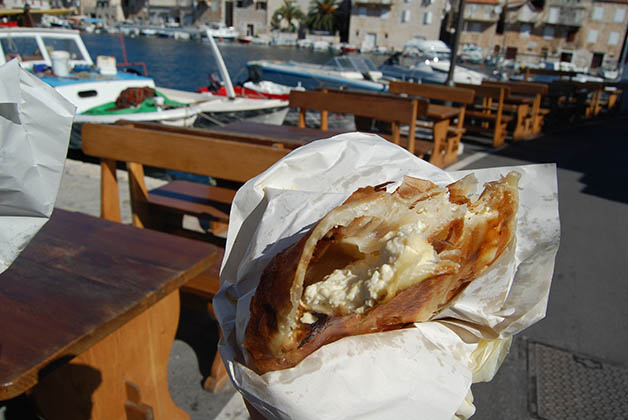 El burek era delicioso, nuestro desayuno cada mañana. Foto © Silvia Lucero