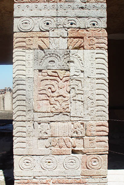 Columna del Palacio de Quetzalpapálotl. Foto © Patrick Mreyen
