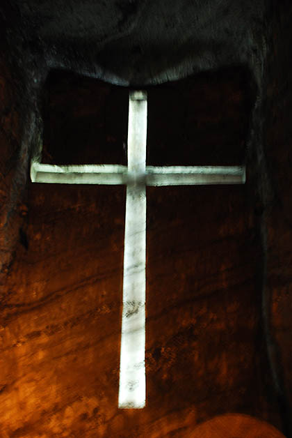 Cruz de 16 metros en el altar. Foto © Patrick Mreyen