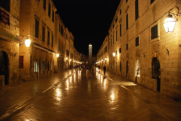 De noche Dubrovnik es una ciudad súper romántica. Foto © Patrick Mreyen