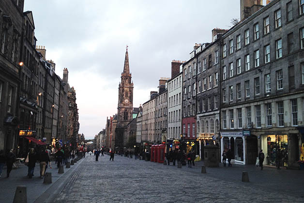 La famosa Royal Mile en Edimburgo. Foto © Silvia Lucero 