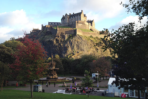 Castillo de Edimburgo visto desde el Jardín de los Príncipes. Foto © Silvia Lucero