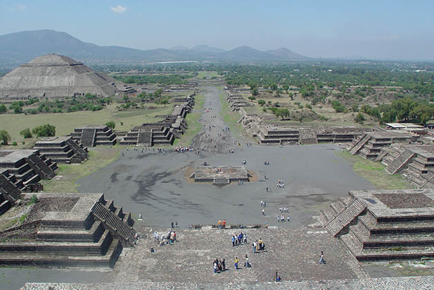 La Calzada de los Muertos vista desde la cima de la Pirámide del Sol. Foto © Patrick Mreyen