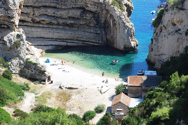 La playa de Stiniva es la más impresionante de la isla de Vis. Foto © Patrick Mreyen