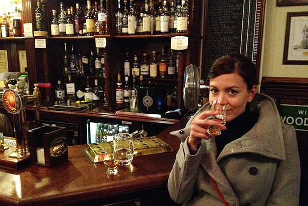 Degustando whiskies en The Bow Bar. Foto © Patrick Mreyen