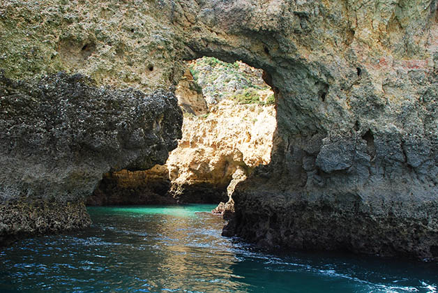 En el recorrido verás rocas con extrañas formas, arcos y cuevas. Foto © Patrick Mreyen