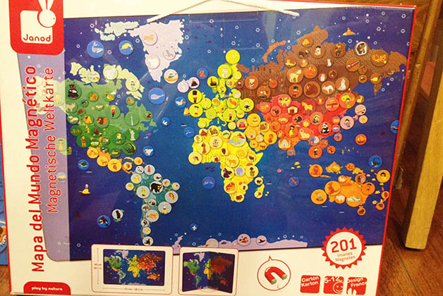 Mapas con magnéticos de la marca Janod. Tienen unos productos preciosos. Foto © Silvia Lucero en la librería Mapas y Compañía.