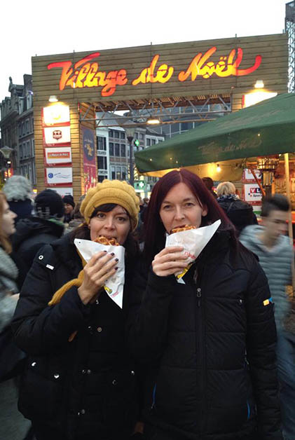 Comiendo los famosos gauffres de Liege. Foto © Patrick Mreyen