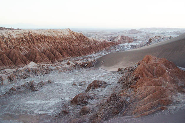 Valle de la Luna a pocos kilómetros de San Pedro de Atacama en Chile. Foto © Patrick Mreyen