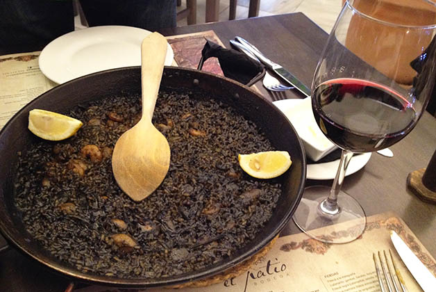 El arroz negro se hace con tinta de calamar por eso es de este color. Foto © Silvia Lucero