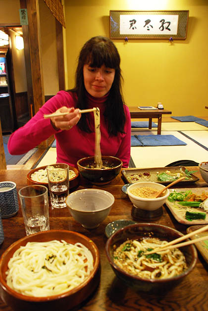 Comiendo noodles en Kioto. Foto © Patrick Mreyen