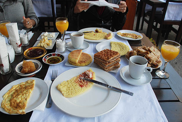 El desayuno incluido en nuestro riad de Tánger. Foto © Silvia Lucero