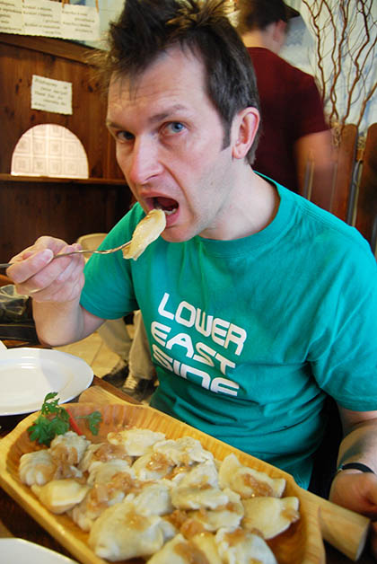 Comiendo Pierogi en Varsovia. Foto © Silvia Lucero
