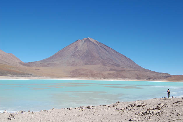 Laguna verde y el volcán Licancabur en Bolivia. Foto © Silvia Lucero