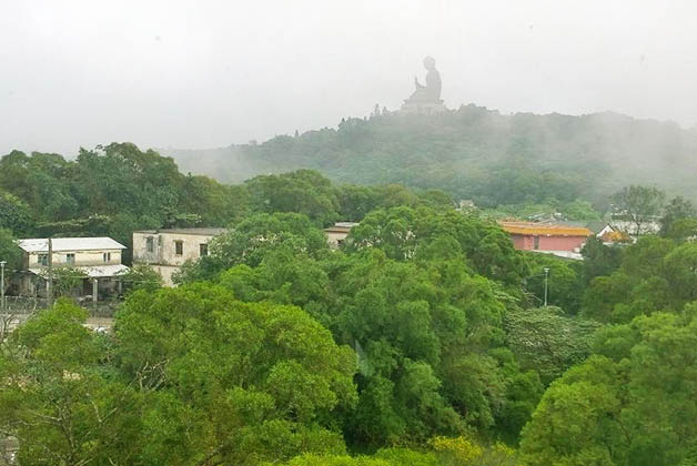 El Gran Buda a lo lejos se alza sobre la montaña. Foto © Miguel Lucero