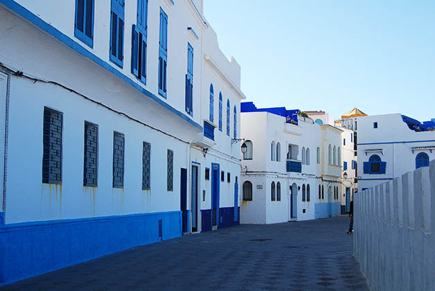 La Medina amurallada de Asilah es preciosa con sus casas blancas con azul. Foto © Patrick Mreyen