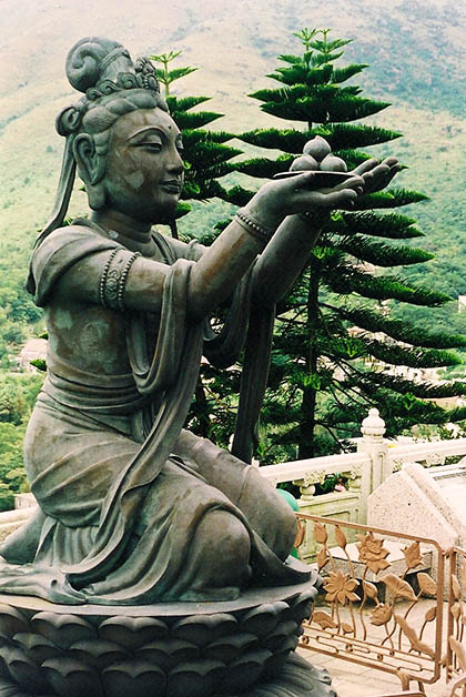 Una de las bellas esculturas que rodean al Gran Buda. Foto © Silvia Lucero