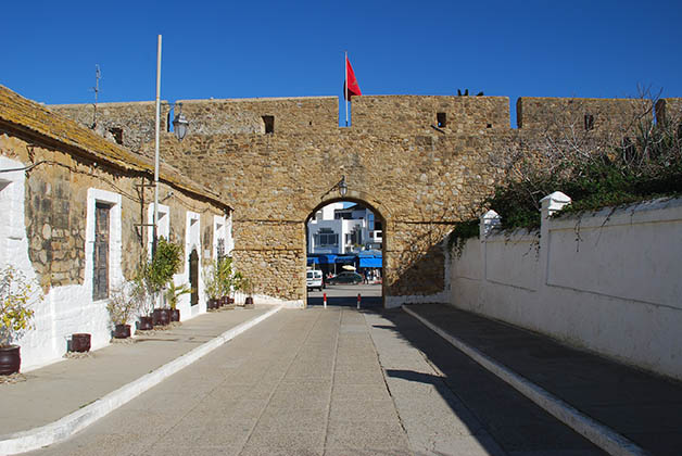 Una de las puertas de entrada a la medina. Sus muros fueron construidos en el siglo XVI por los portugueses. Foto © Patrick Mreyen