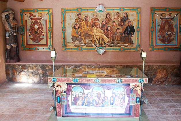 Me llamó la atención este altar en el jardín, por las representaciones religiosas pero con personajes nativos. Foto © Patrick Mreyen