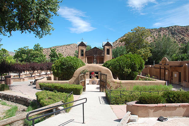 Exterior del santuario, un edificio de adobe precioso. Foto © Patrick Mreyen