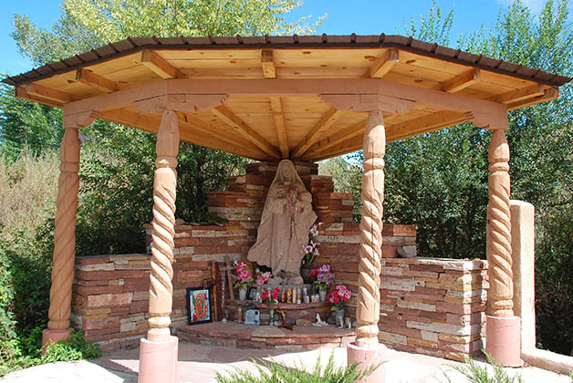 El jardín tiene varias estatuas de vírgenes. Foto © Patrick Mreyen