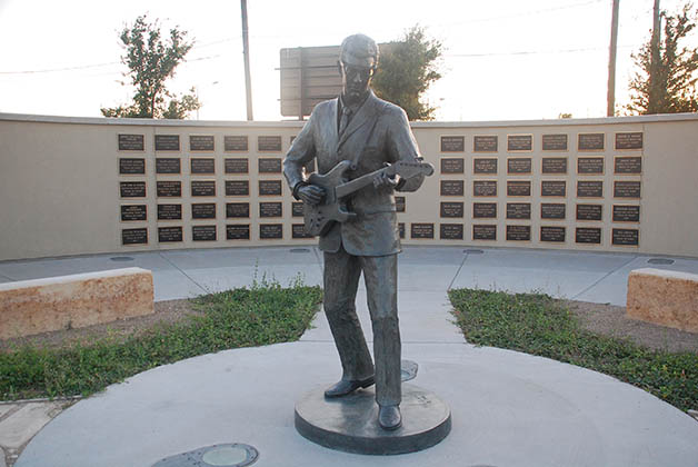 Monumento a Buddy Holly en su tierra natal Lubbock. Foto © Patrick Mreyen