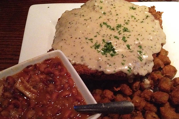 Chicken fried steak con okra y black eyed peas. Foto © Silvia Lucero