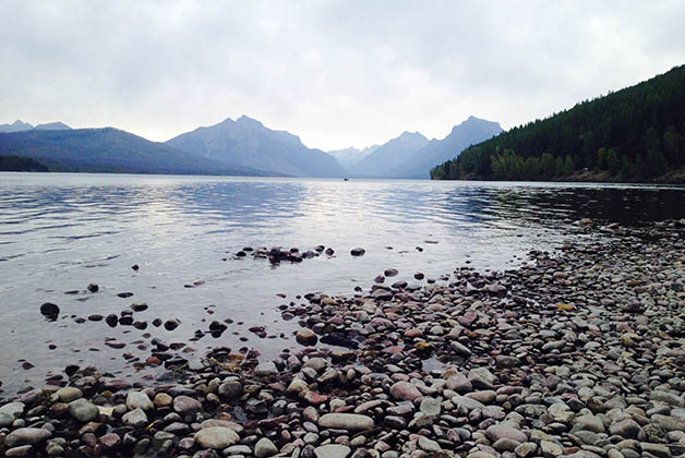 Nuestras vistas mientras comíamos en el Lago McDonald. Foto © Silvia Lucero