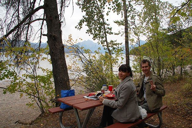 Comiendo frente al lago. Foto © Patrick Mreyen