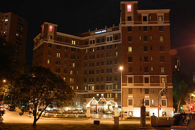 El hotel The Raphael visto desde la plaza. Foto © Patrick Mreyen