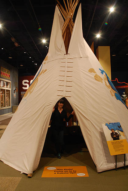 En el teepee aprendiendo sobre el estilo de vida de los nativos. Foto © Patrick Mreyen