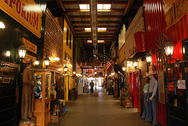 Uno de los pasillos de Wall Drug, hay muchas tiendas y un restaurante muy grande. Foto © Patrick Mreyen