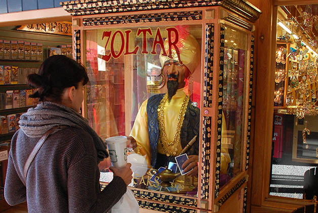 Pidiéndole un deseo a Zoltar como en Big. Foto © Patrick Mreyen