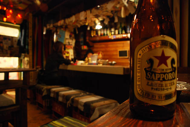 Bebiendo cerveza en algún bar perdido en el distrito de Gion. Foto © Patrick Mreyen
