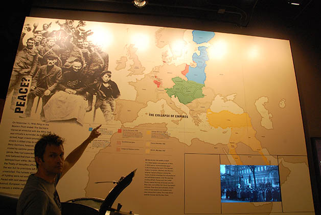 Patrick mostrando la parte de habla alemana de Bélgica, de donde es él. En este museo se explica muy clara la compleja división política de Bélgica. Foto © Silvia Lucero 