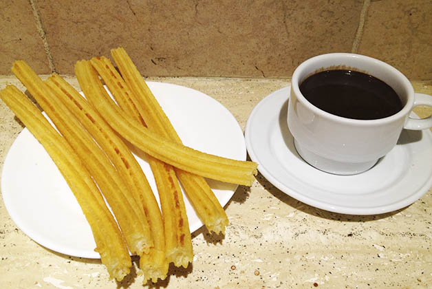 Chocolate con churros de la chocolatería San Ginés. Foto © Silvia Lucero 