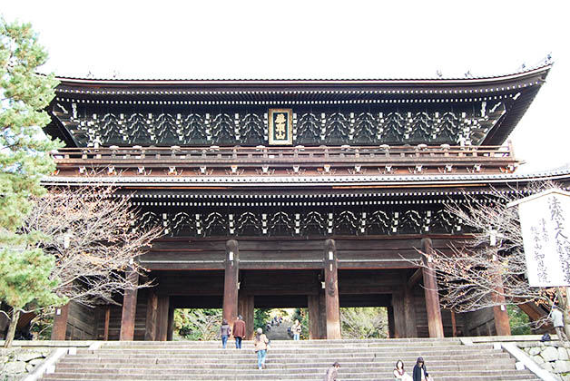 Puerta Sanmon para ir al templo Chion-in. Foto © Silvia Lucero