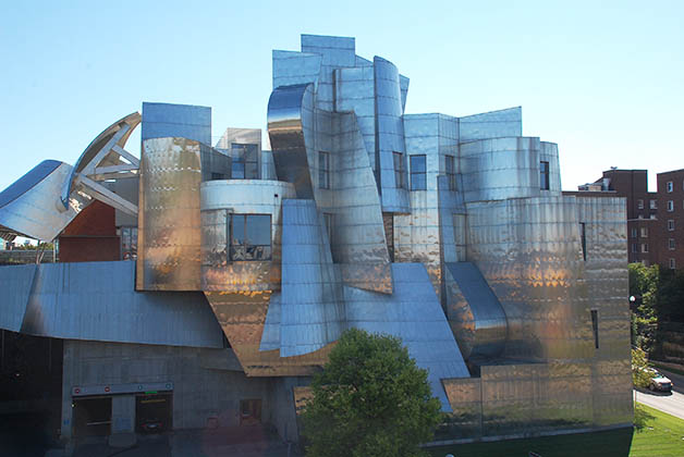 Museo Frederick R. Weisman diseñado por Frank Gehry. Foto © Patrick Mreyen