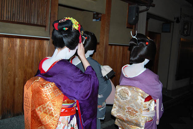 Persiguiendo maiko y geishas en Gion. Foto © Silvia Lucero 