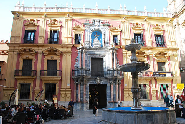 Si te pierdes, lo peor que puede pasar es que llegues a una plaza como esta, la del Obispo. Foto © Silvia Lucero